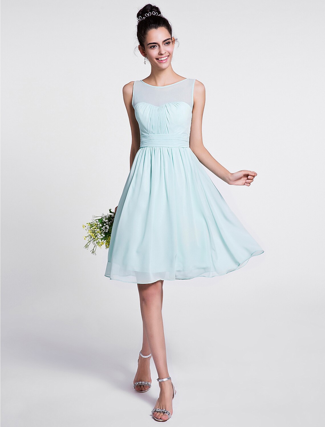 Abito da damigella d'onore a trapezio, scollo a barchetta, senza maniche, lunghezza al ginocchio, in chiffon con arricciature/drappeggi